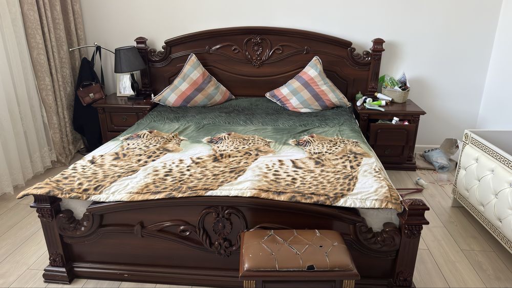 Спальный гарнитур из дерева б/у (кровать, шкаф, трюмо)