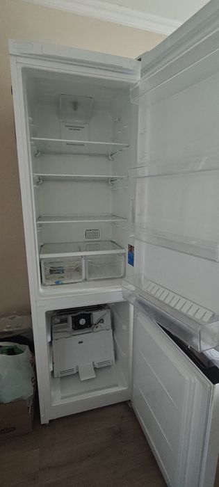 Продам не рабочий холодильник indesit DF5200W