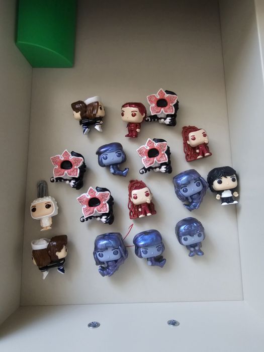 Vand figurine stranger things kinder joy 5 lei buc