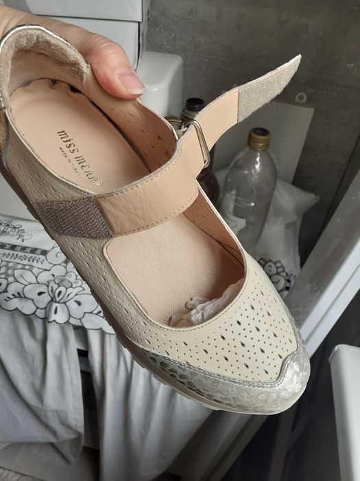 Продам кроссовки женские