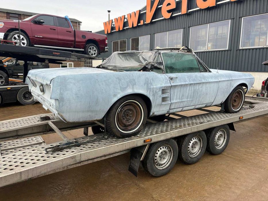 Vând Ford Mustang Cabrio V8