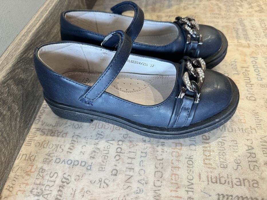 Школьные туфли. Обувь для девочки