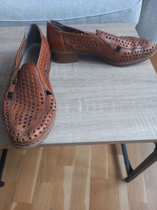 Подарявам кожени летни обувки в добро състояние