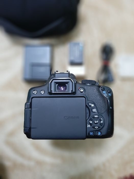 Fotoaparat canon eos 750d .