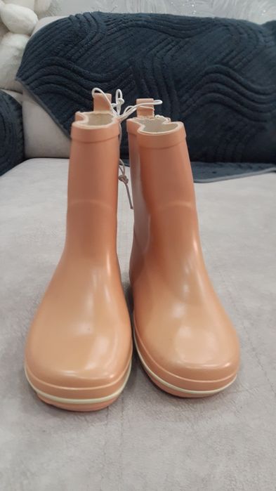 Продам  резиновые  сапожки  на девочек (мальчиков).