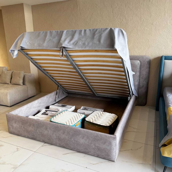 Кровать с мягкой обивкой 200х180