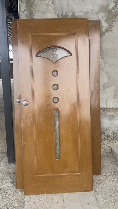 Есіктер сатылады.Продается дверь