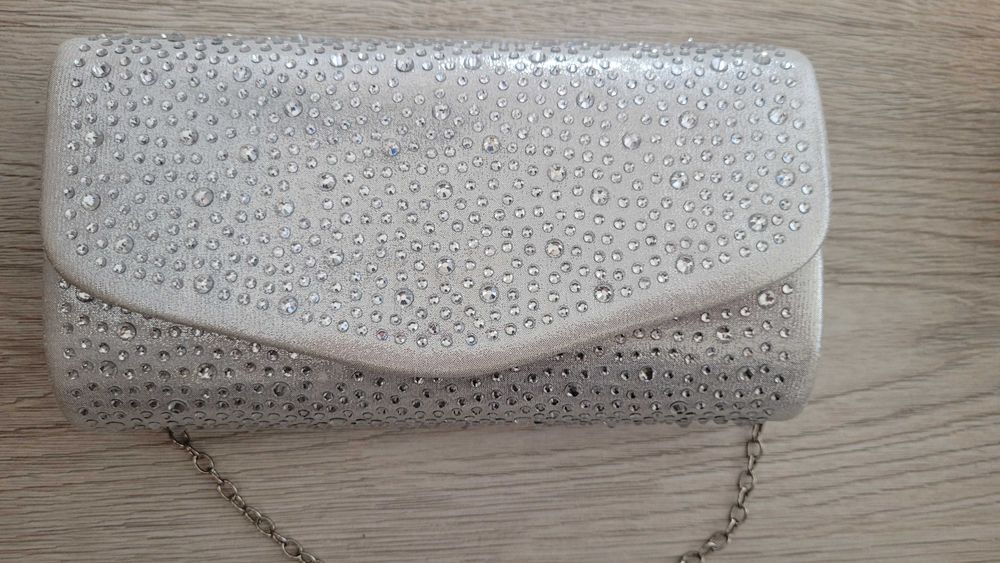 Сребристи обувки и чанта