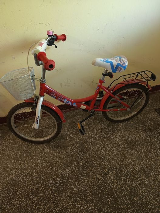 Vând 2 biciclete cu roți pe 16 cea cu brioșe și cea roșie cu roți pe 18