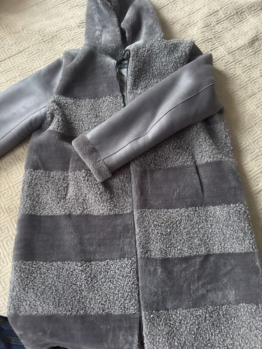 Стильная дубленка с капюшоном