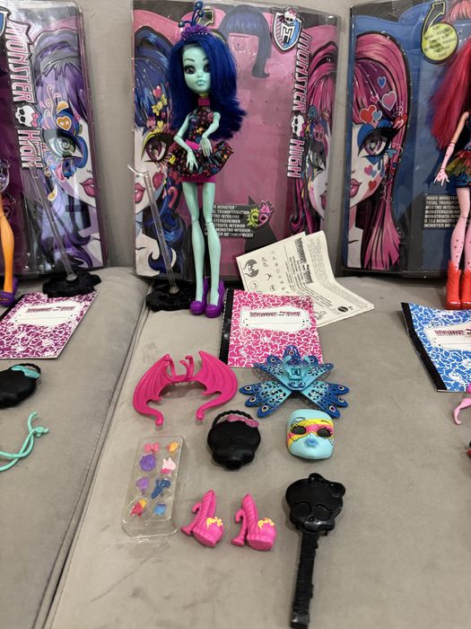 Монстряшки с коробками и аксессуарами