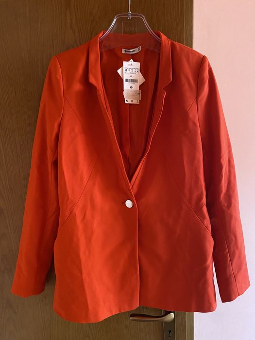 Продавам два броя дамски сака на Stradivarius