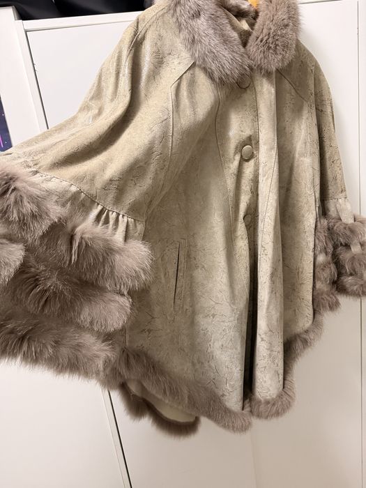 Poncho / haina dama piele naturala cu guler blana naturala de vulpe