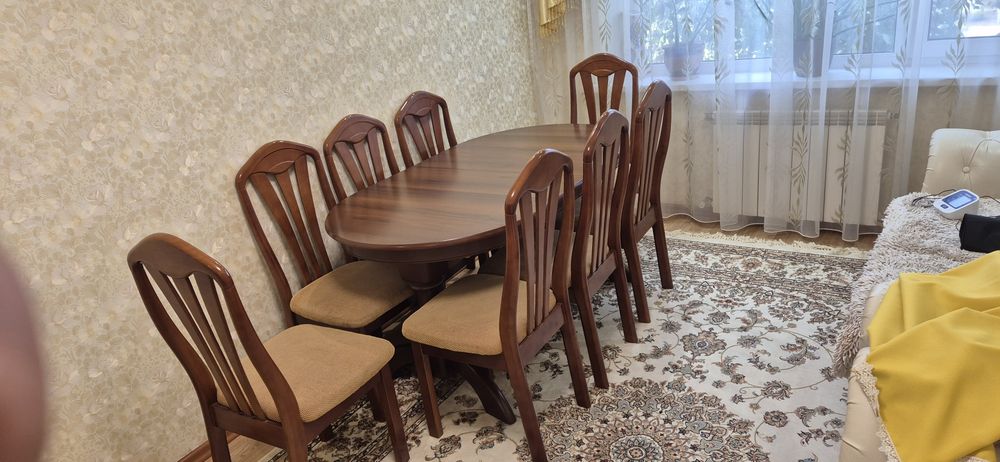 Стол и стулья в гостиную