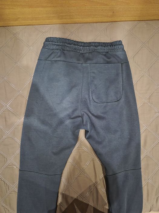 Продавам черен анцуг Bershka