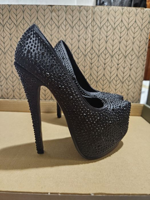 Високи затворени обувки с камъни