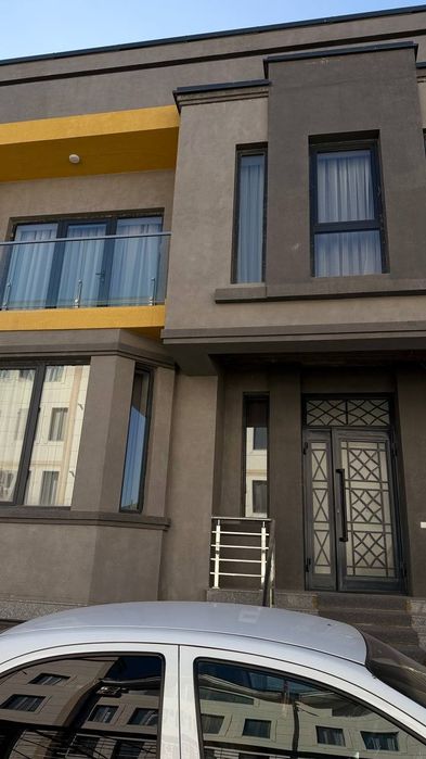 Сдаётся  двух  этажный, коттедж,таунхаус, дом в элитном районе