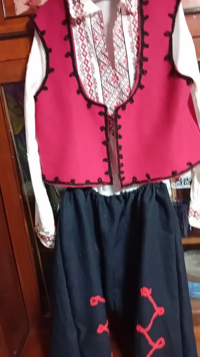 Мъжка  носия.  Пищимал червен,син