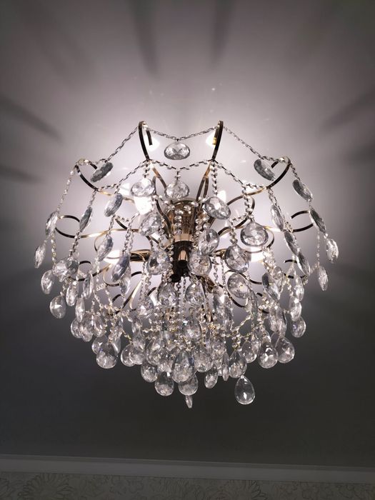 Продам люстру