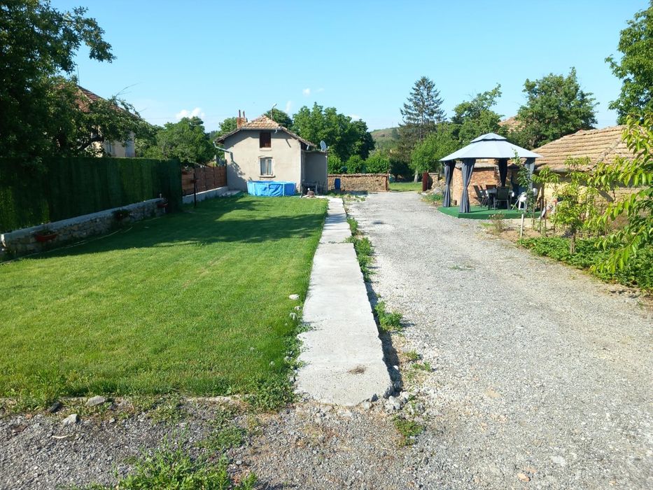 Продава се Къща в Павликени - 1080 кв.м за 25 €/кв.м - Снимка #2