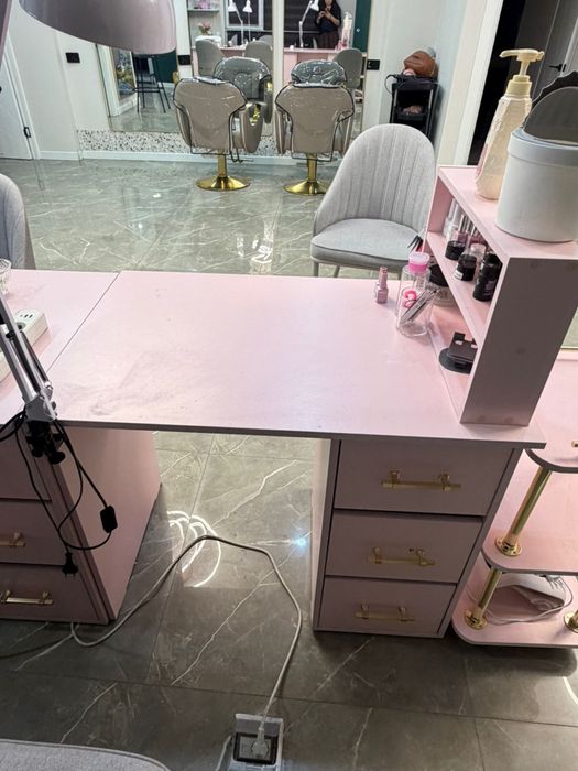 Маникюрный стол для салона