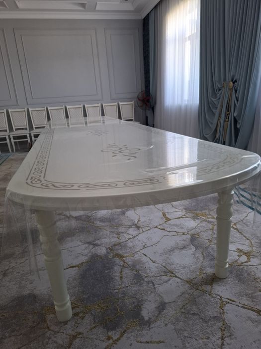 Столы со стульями в зал