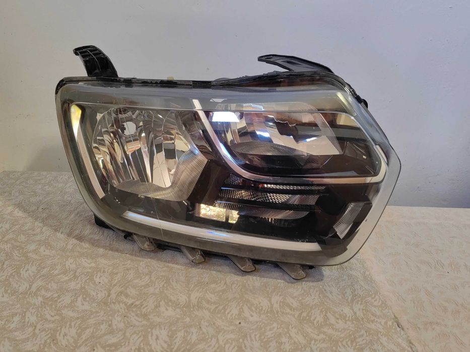 Фар Dacia Duster LED десен / Фар Дачиа Дъстър Оригинални