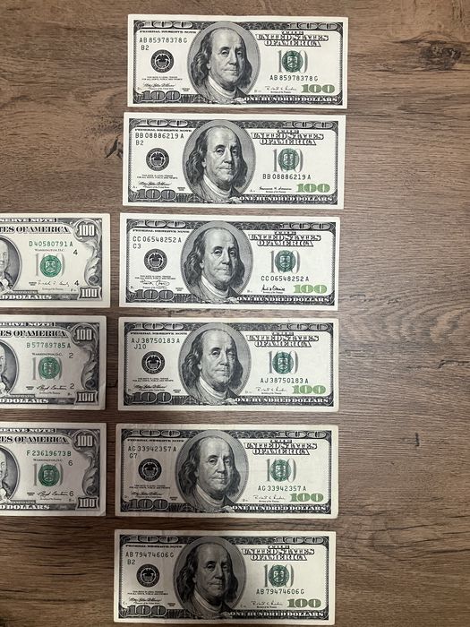 Доларови банкноти