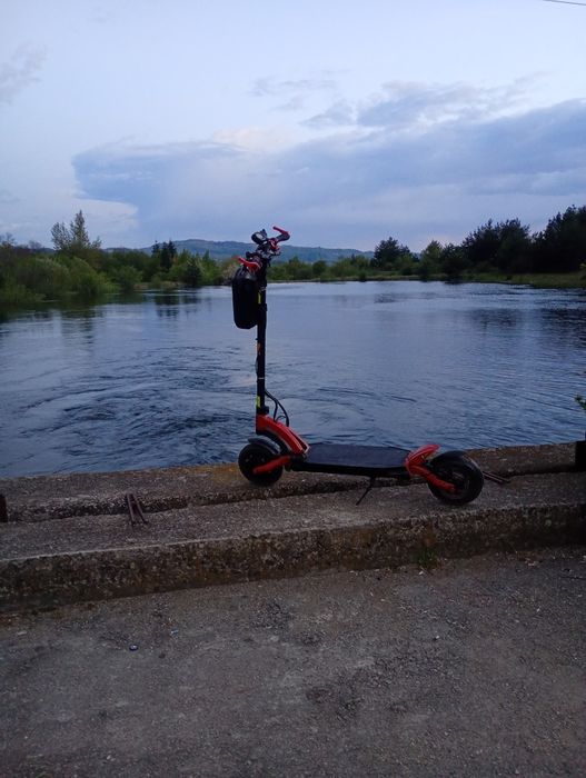 Vând două trotinete una pe benzină și una electrică
