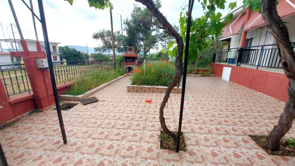 Продава къща с площ 79 м2 и двор 200 м2 в Аспровалта, Гърция