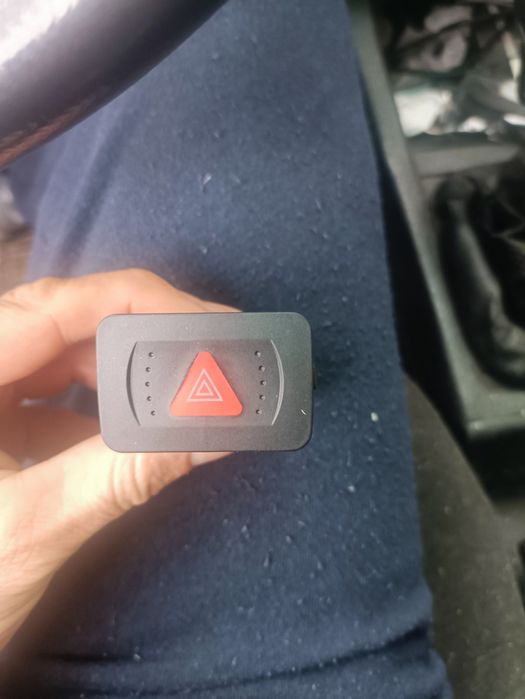 Бутон за аварийни светлини