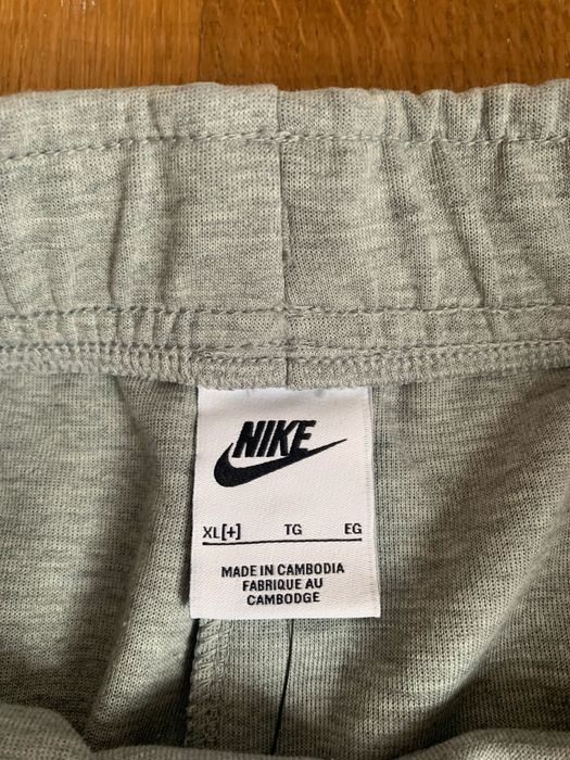 Vand pantaloni nike tech