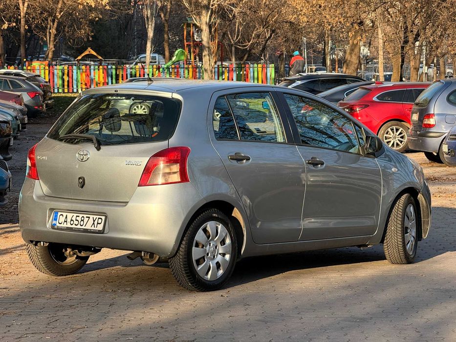 Продавам Тойота Ярис в отлично състояние