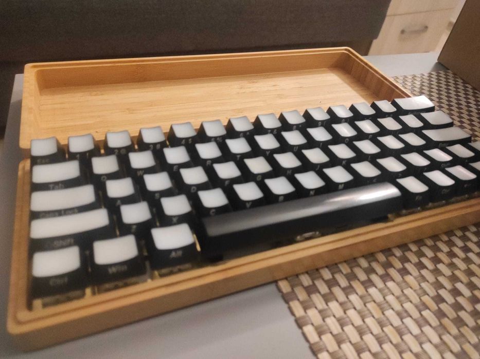 Tastatura mecanica cu led, din bambus.