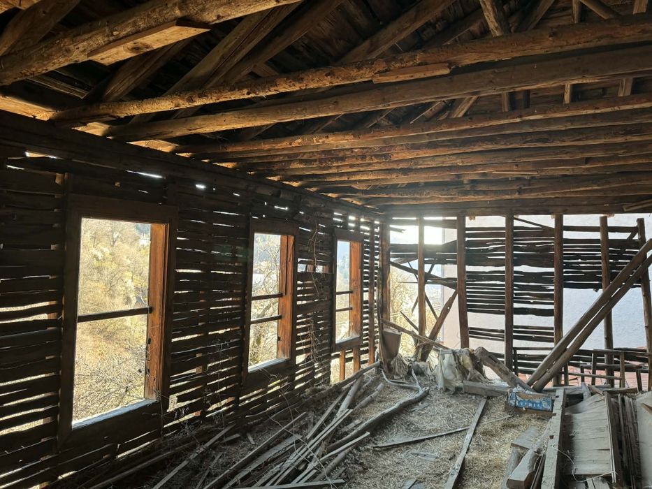 Продавам стара родопска къща в с.Момчиловци