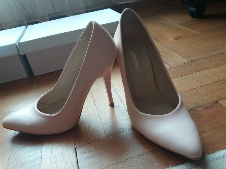 Дамски обувки на висок ток