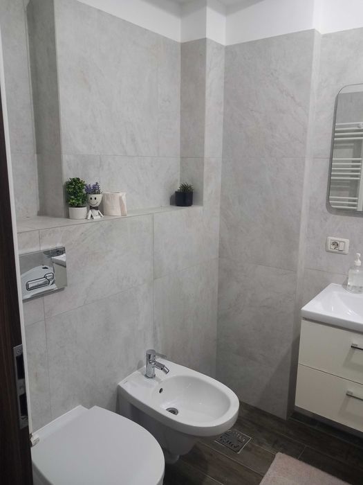Închiriez apartament 3 camere
