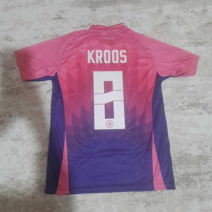 Спортни  тениски на едро шест броя по 15 лева бр