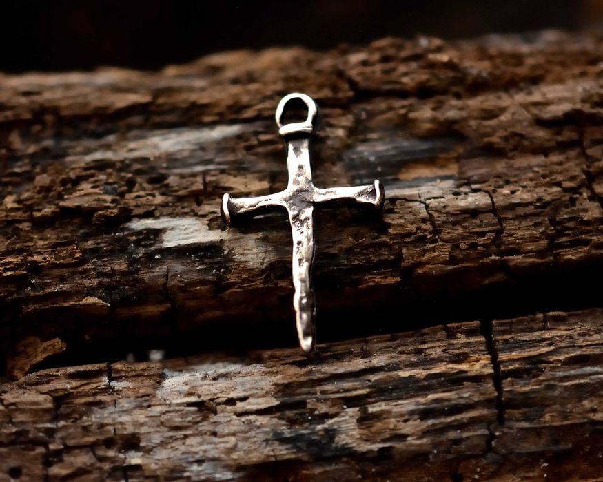 Сребърен Рюстик Кръст от пирони – Ръчна изработка, висулка с характер.