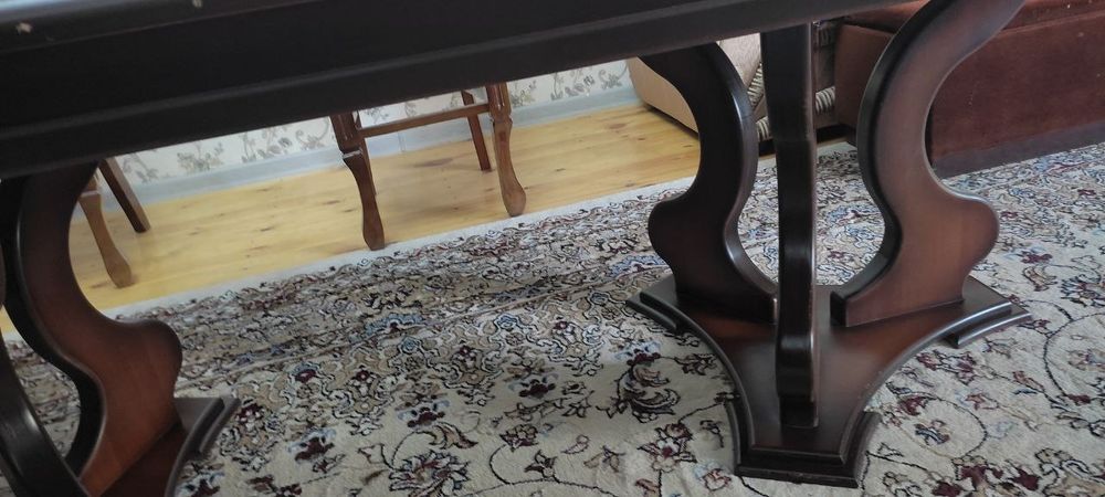 Гостинный стол в хорошем состоянии