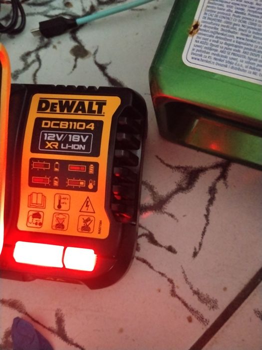 DeWalt DCB1104 incarcator scule 4A
