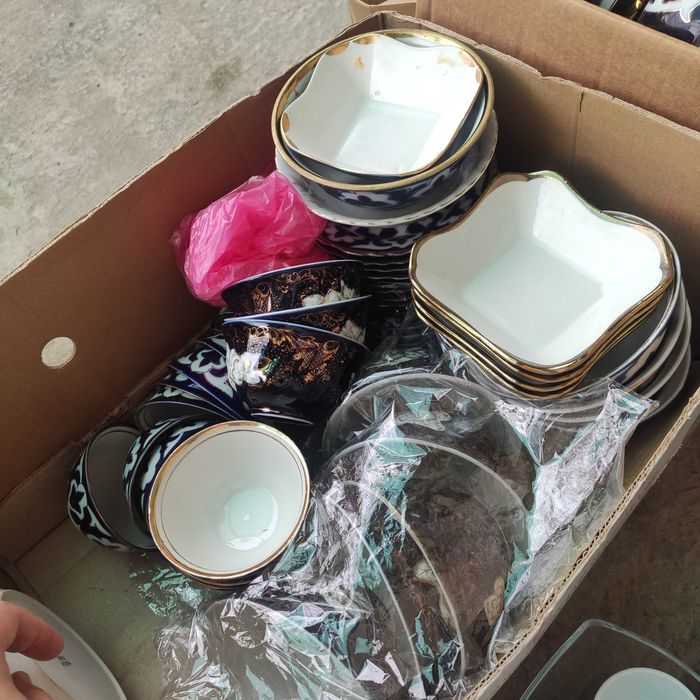 Пахта гуллик чойнак ва пиёлалар сотилади.