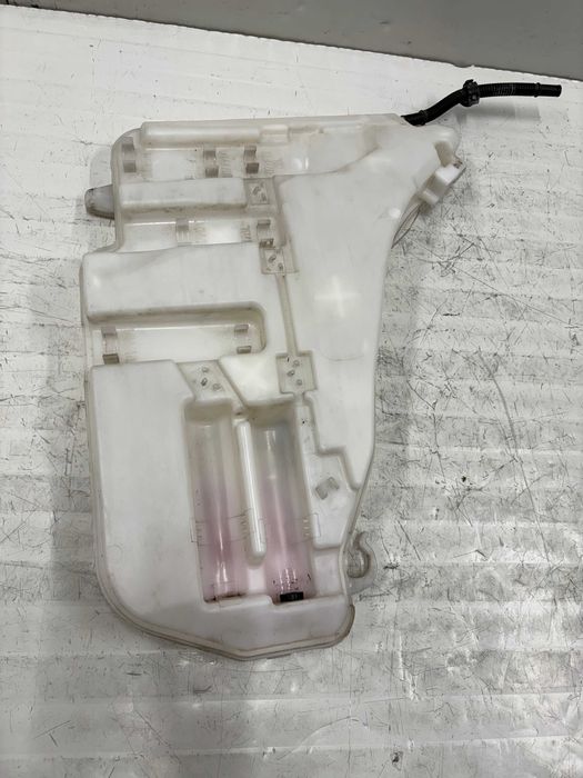 Казанче течност чистачки БМВ Ф07 Ф10 Ф11 Ф06 Ф12 Ф01 Ф02