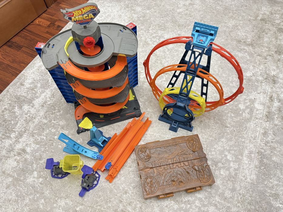 Трек трасса и гараж Hot Wheels от Mattel