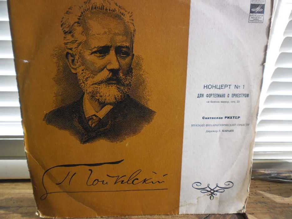 Продавам  малко хубави евтини плочи