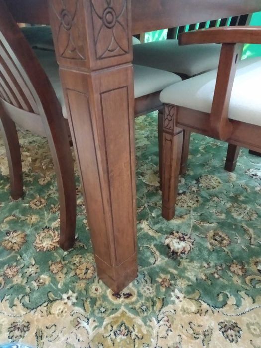 Продается стол со стульями и комод