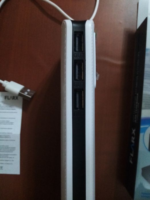 Портативное зарядое устройство для телефона с кабелем USB