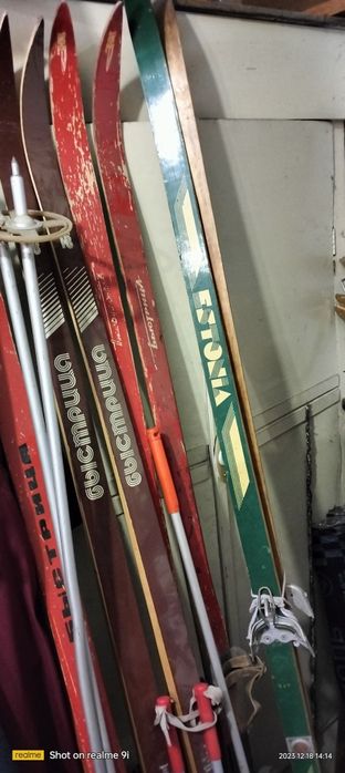 А ракетки для бадминтона, скакалки.