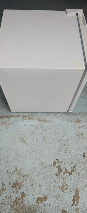 Frigider mini-bar Heinner HMB-N45F+, Termostat ajustabil, Zgomot redus, 45 l, Alb