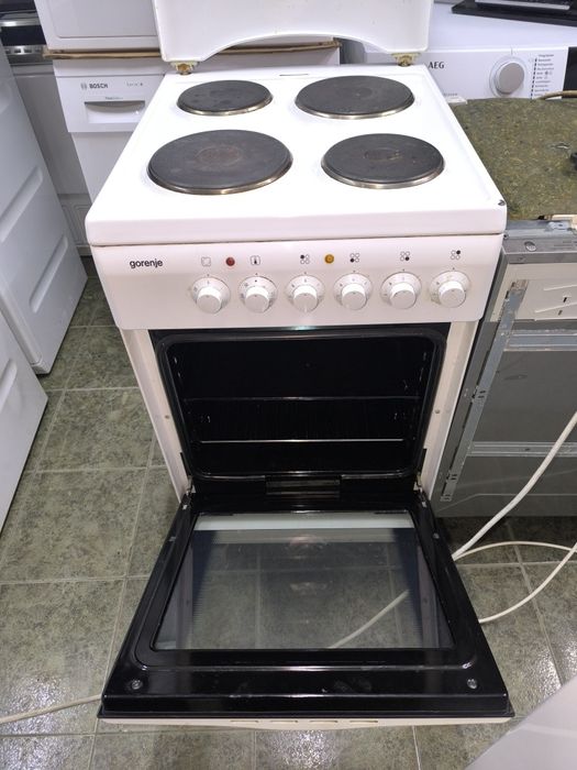 Свободностояща Печка Gorenje Е235VV с чугунени котлони.